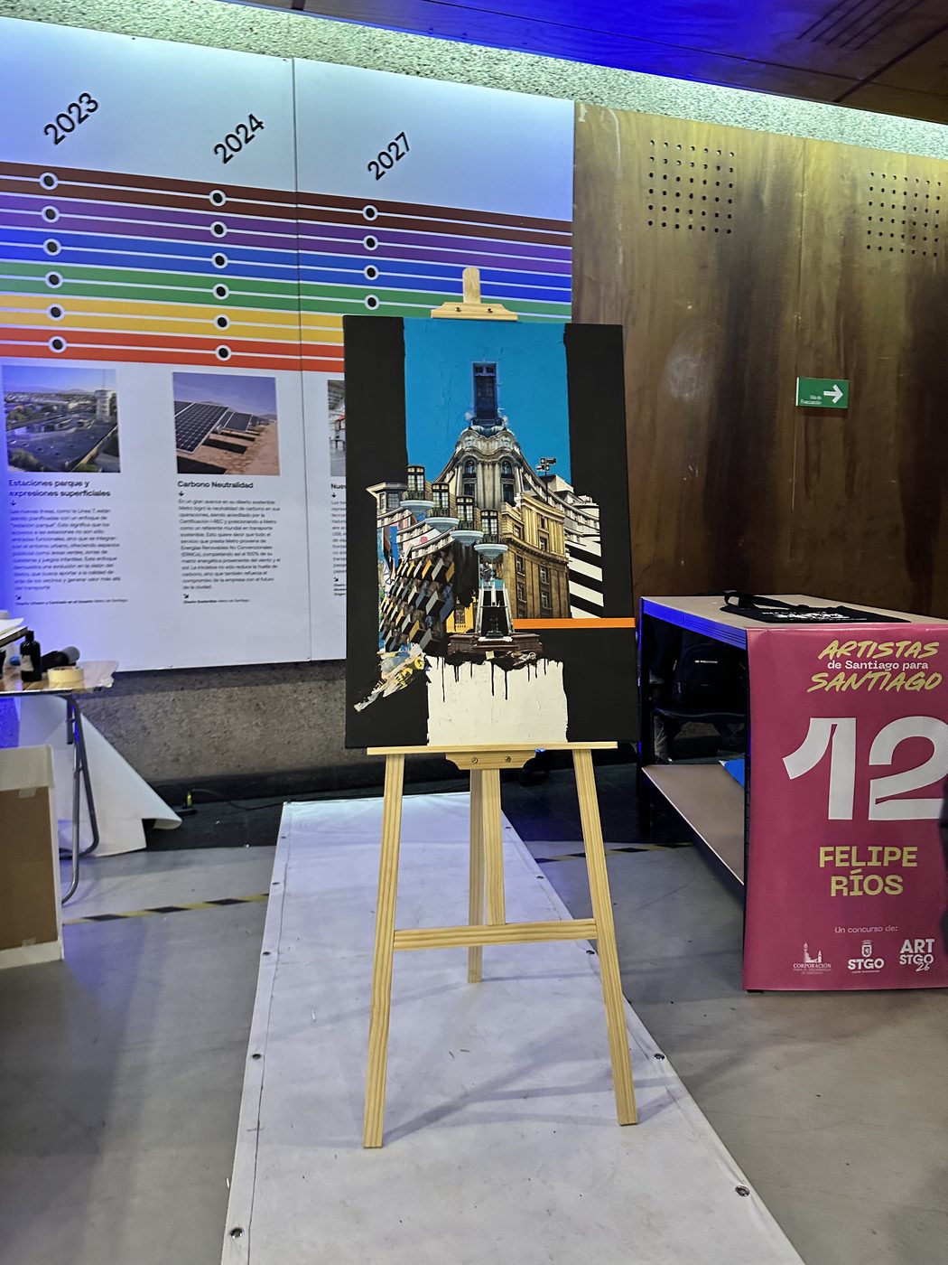 Pintura inconclusa de Felipe Ríos de una fachada patrimonial con cúpula, sobre fondo negro
